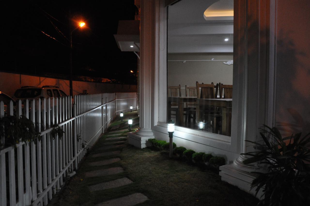 Daffodils Spice Court Hotel Kochi Exterior foto